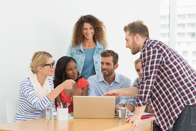 Equipo de jóvenes diseñadores que tienen una reunión