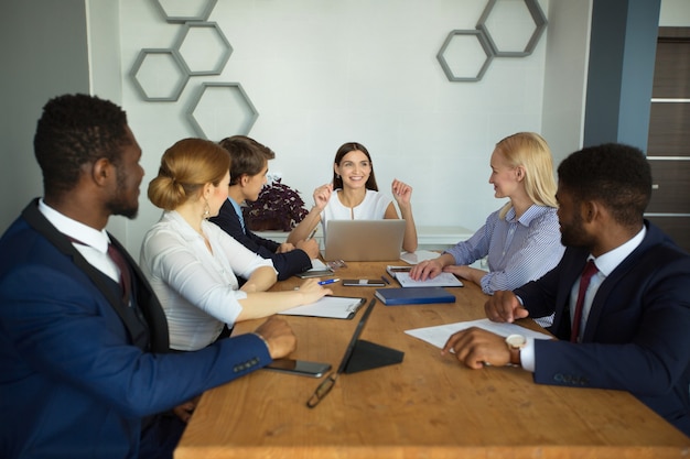 equipo de jóvenes emprendedores en la oficina en la mesa