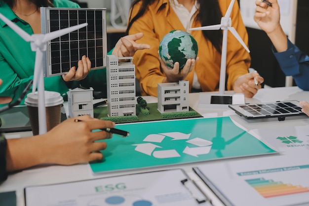 Equipo de jóvenes empresarios asiáticos discusión producto reutilizable en la oficina creación de una empresa ecológica protección del medio ambiente modelo de negocio sostenible estrategia ESG reunión de equipo concepto de trabajo en casa