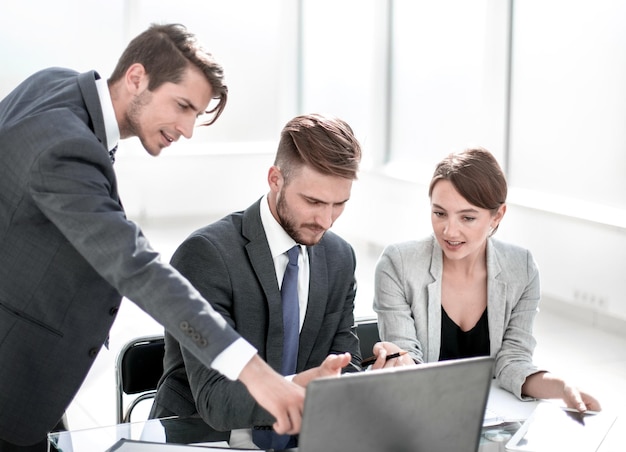 Equipo de jóvenes empresarios discutiendo un nuevo plan de negocios