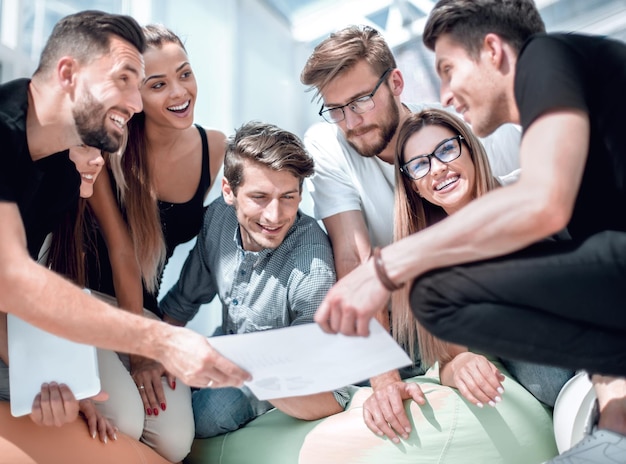 Equipo de jóvenes empresarios discutiendo el plan financiero del nuevo proyecto