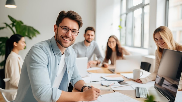 Equipo de jóvenes empresarios trabajando juntos en la oficina