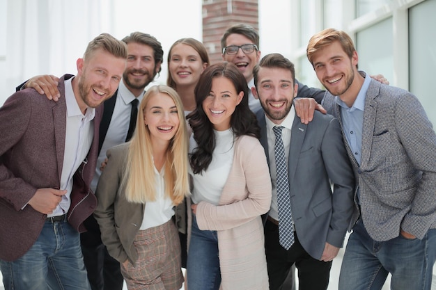 Equipo de jóvenes exitosos de pie juntos