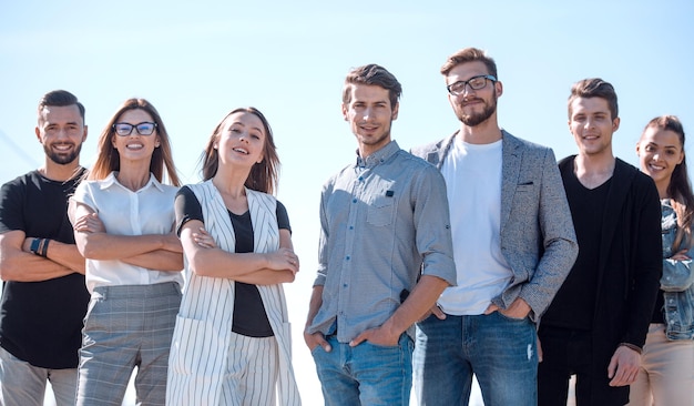 Equipo de jóvenes exitosos