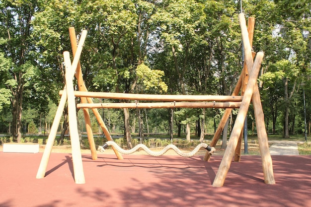 Equipo de juegos al aire libre para niños de seguridad ecológica moderna de madera en parque público. Arquitectura de la naturaleza