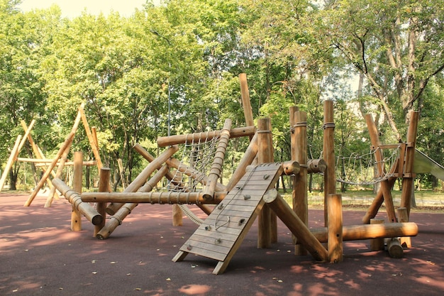 Equipo de juegos al aire libre para niños de seguridad ecológica moderna de madera en parque público. Arquitectura de la naturaleza