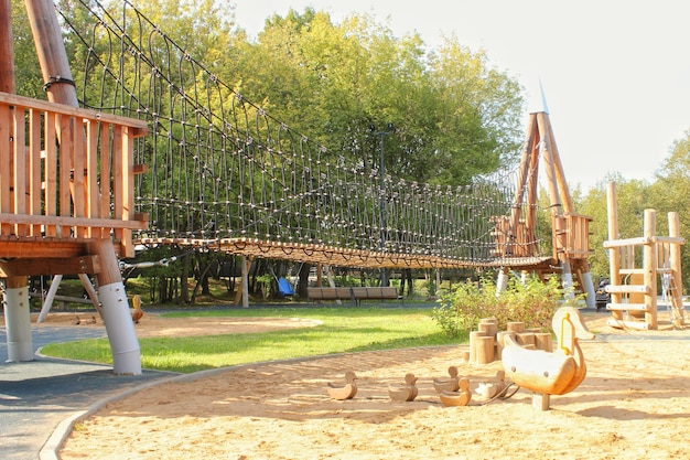 Equipo de juegos al aire libre de seguridad ecológica moderna en madera para niños en el parque público Nature archite