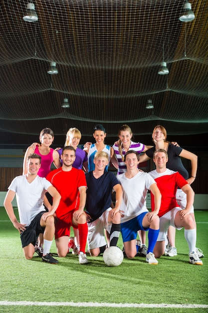 Equipo jugando fútbol o fútbol deporte indoor