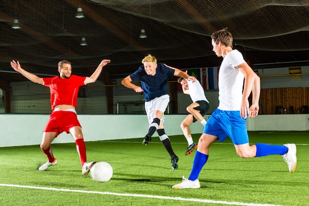 Equipo jugando fútbol o fútbol sala