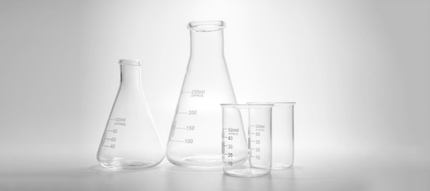 Equipo de laboratorio de química de vidrio sobre fondo azul Concepto de laboratorio de química diferente cristalería de laboratorio