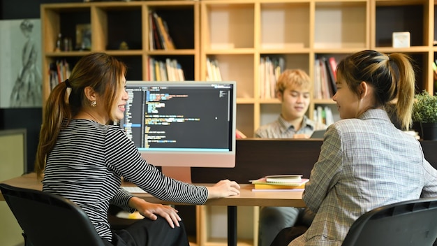 Equipo de lluvia de ideas de desarrollo de software trabajando con datos codificados en la oficina corporativa Concepto de tecnologías de programación y codificación