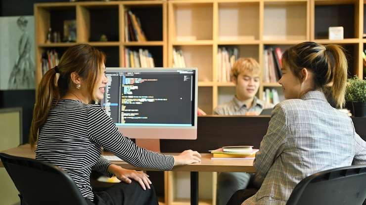 Foto equipo de lluvia de ideas de desarrollo de software trabajando con datos codificados en la oficina corporativa concepto de tecnologías de programación y codificación