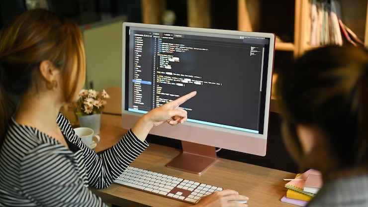 Foto equipo de lluvia de ideas de desarrollo de software trabajando con datos codificados en la oficina corporativa concepto de tecnologías de programación y codificación