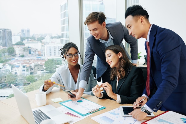 Equipo de marketing discutiendo la aplicación móvil