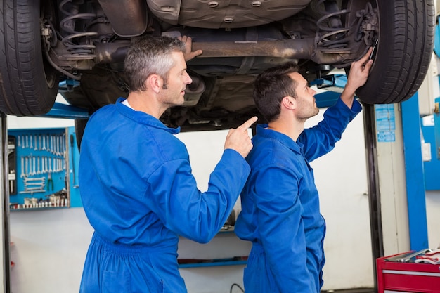 Equipo de mecánicos trabajando juntos.