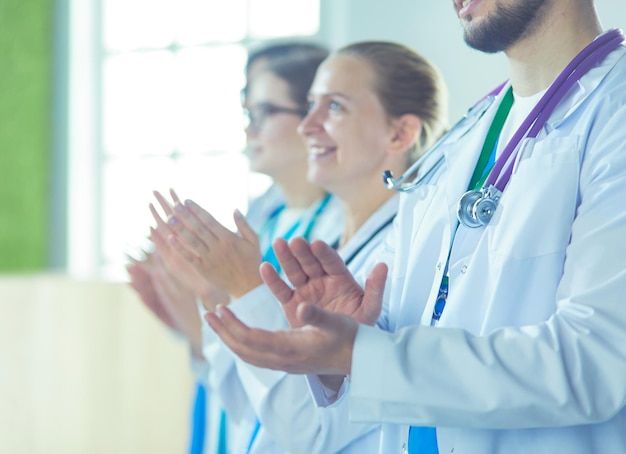 Equipo médico aplaudiendo durante una reunión