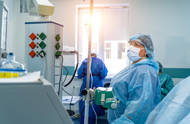 Equipo médico ayudando al paciente Equipo moderno en quirófano