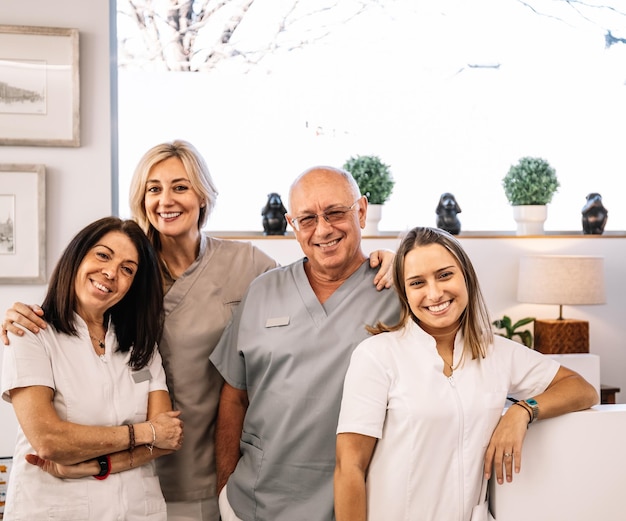 Equipo médico confiado en clínica