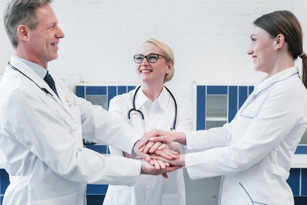 Foto equipo médico en la consulta