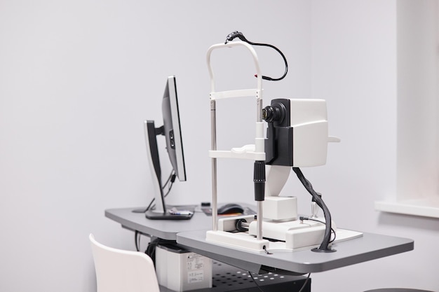 Equipo médico para diagnóstico de la vista en una oficina luminosa