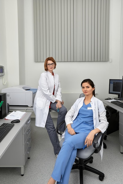 Equipo médico discutiendo alrededor de una computadora