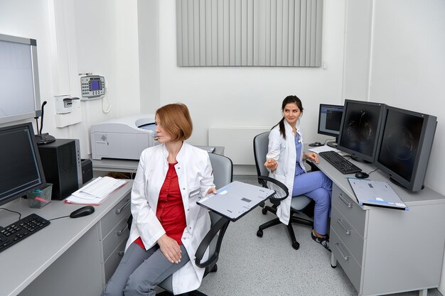 Equipo médico discutiendo alrededor de una computadora