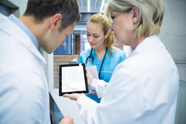 Equipo médico discutiendo sobre tableta digital