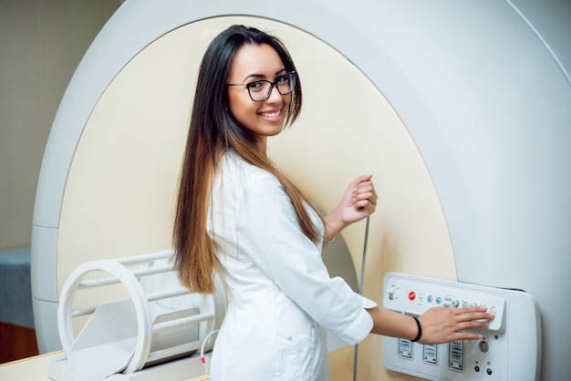 Equipo medico. Doctor en sala de resonancia magnética en el hospital