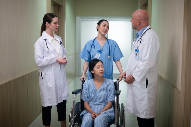 Equipo médico enfermera feliz en concepto de seguro de vida de seguro de salud de fondo de hospital