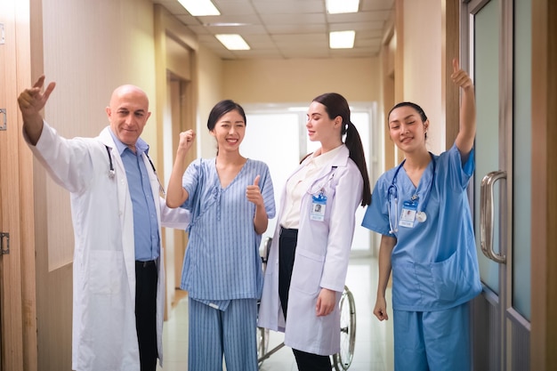 Foto equipo médico enfermera feliz en concepto de seguro de vida de seguro de salud de fondo de hospital