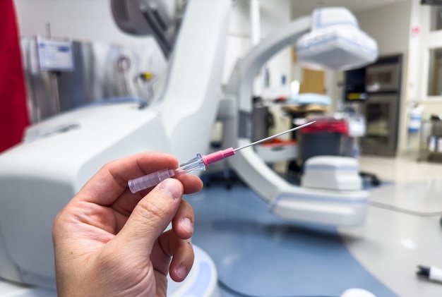 Foto equipo médico jeringuillas de medicamentos agujas y monitor de presión arterial que simbolizan la atención médica