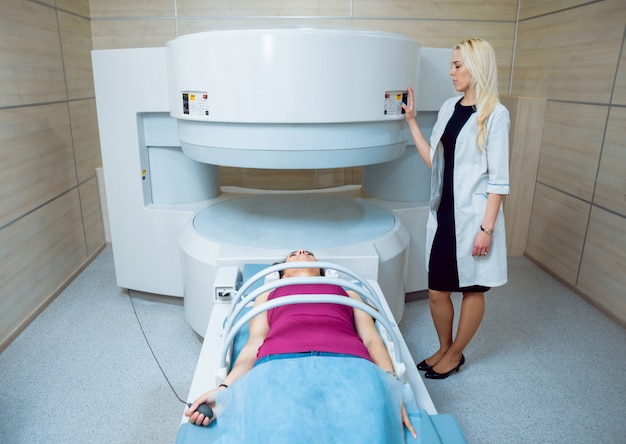 Equipo medico. Médico y paciente en sala de resonancia magnética