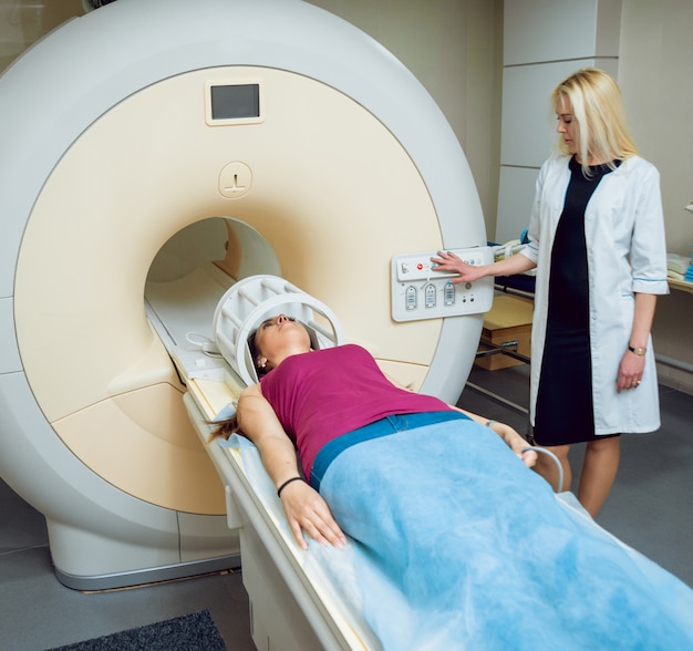 Equipo medico. Médico y paciente en sala de resonancia magnética