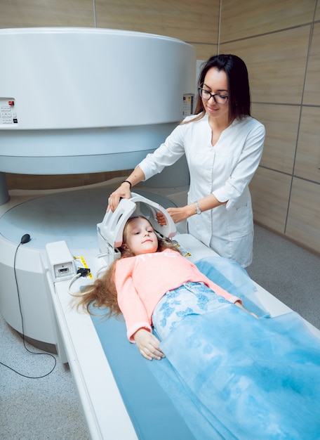 Equipo medico. Médico y paciente en sala de resonancia magnética