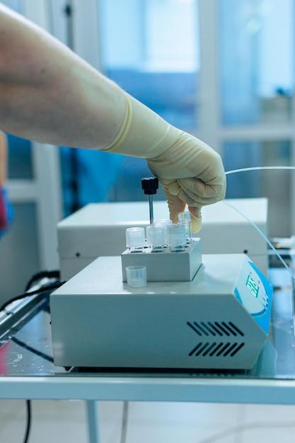 Equipo médico moderno en la sala de operaciones Centrifugadora para separar el plasma de la sangre