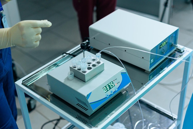 Equipo médico moderno en la sala de operaciones Centrifugadora para separar el plasma de la sangre