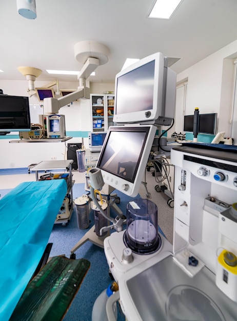 Equipo médico moderno en la sala de operaciones