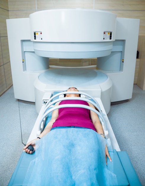 Equipo medico. Paciente en sala de resonancia magnética en el hospital