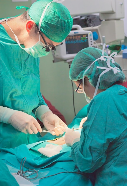 Equipo médico que realiza la cirugía en un paciente