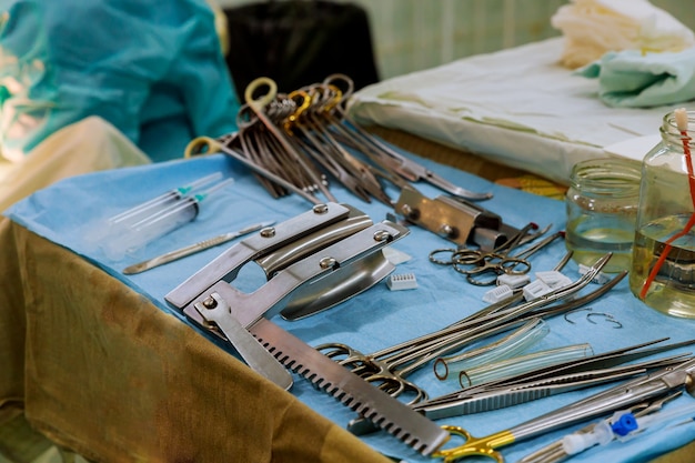Equipo médico que realiza la operación de cerca de instrumentos médicos para la operación