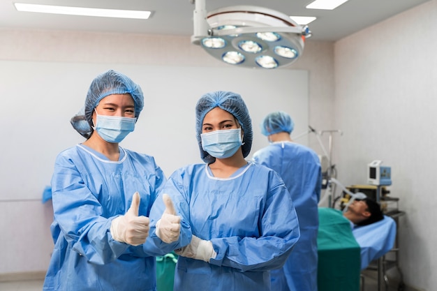 Equipo médico que realiza la operación quirúrgica en el hospital operativo.