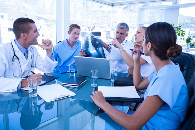 Equipo médico que tiene una reunión