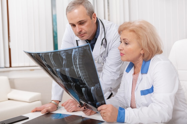 Equipo médico que trabaja en el hospital