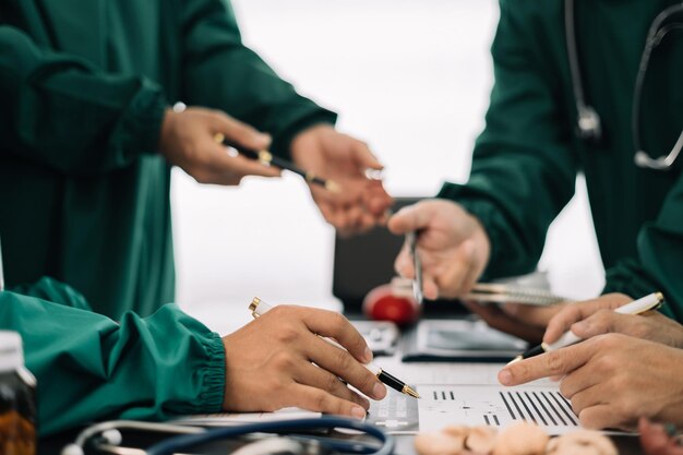 El equipo médico que trabaja en una tableta digital, una tableta de tecnología médica médica usando una computadora, analizó los resultados de los informes médicos en una conferencia en línea en el hospital