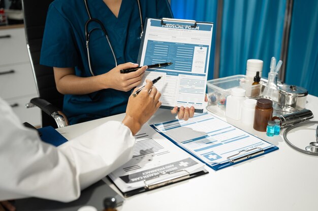 El equipo médico que trabaja en una tableta digital de tecnología médica para el cuidado de la salud usando una computadora analizó los resultados de los informes médicos en el hospital