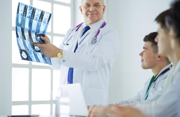 Equipo médico sentado y discutiendo en la mesa