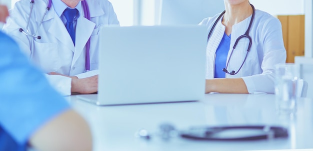 Equipo médico serio que trabaja en una oficina luminosa