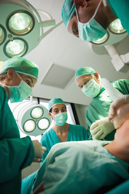 Equipo médico trabajando en un paciente sangrando