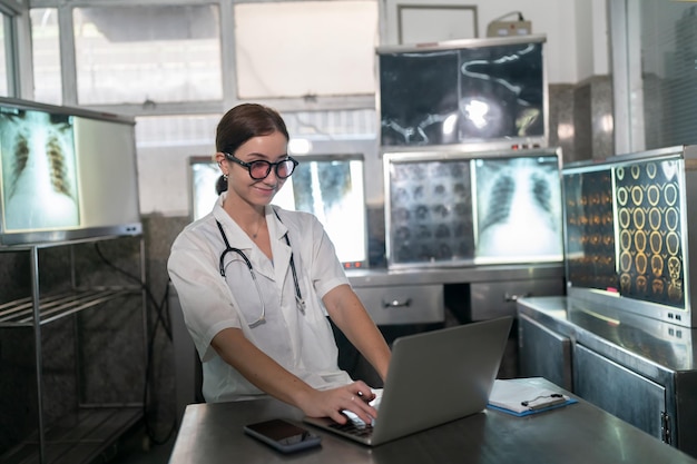 El equipo de médicos analiza los resultados de la radiografía o la resonancia magnética del cerebro del paciente en el consultorio de medicina de la clínica