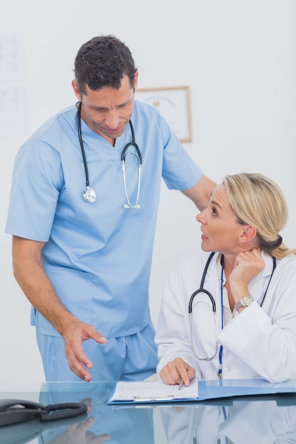 Equipo de médicos discutiendo juntos